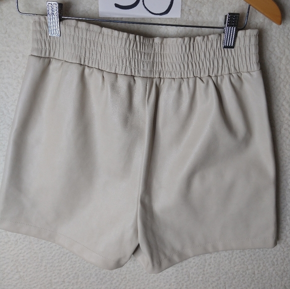 7 For All Mankind Faux Leather Shorts Kahki Sz. Small Women's NWT - Picture 4 of 6